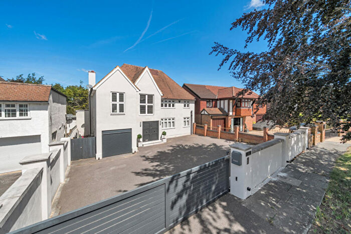 4 Bedroom Detached House For Sale In The Close, Wilmington, Kent, DA2