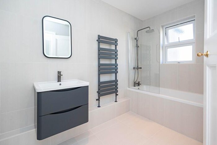 3 Bedroom Flat To Rent In Richmond Hill, Bournemouth, BH2