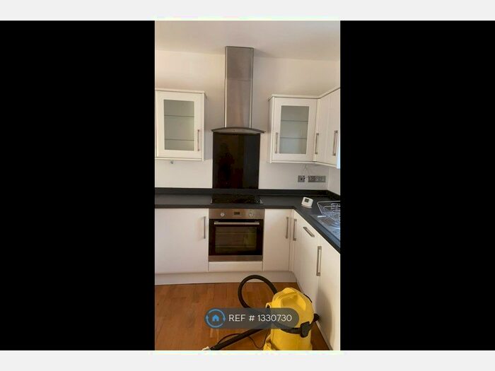 2 Bedroom Flat To Rent In Laburnum Road, Chertsey, KT16