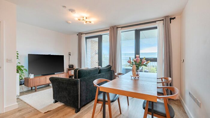 2 Bedroom Flat For Sale In Lakeside Drive, Park Royal, NW10