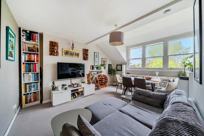 2 Bedroom Flat To Rent In Queens Avenue London, N10