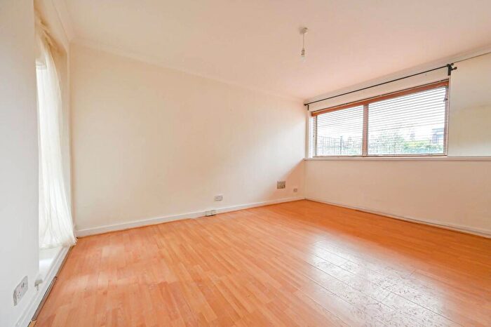 2 Bedroom Flat To Rent In Parkgate Road, Battersea, London, SW11