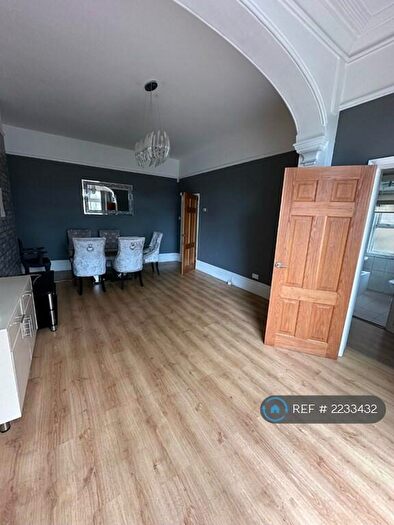 2 Bedroom Flat To Rent In Bush Hill Park, Enfield, EN1
