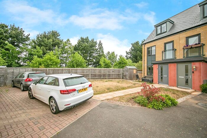 3 Bedroom Semi-Detached House For Sale In Elvedon Close, Ipswich, IP3