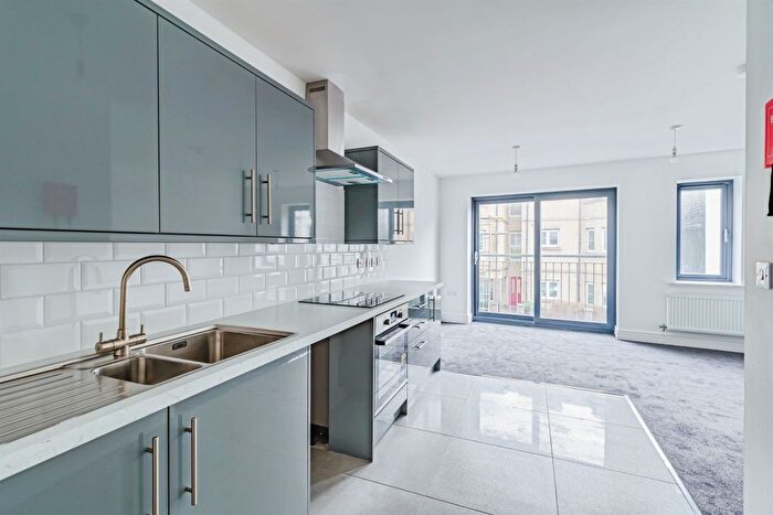 2 Bedroom Flat For Sale In Queens Road, Hastings, TN34