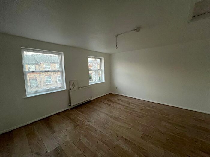 3 Bedroom Maisonette To Rent In Edmeston Close, London, E9