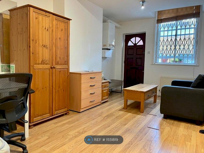 Studio To Rent In Edgeley Lane, London, SW4