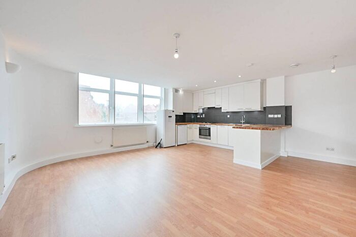 3 Bedroom Flat To Rent In Woodgrange Avenue, Ealing Broadway, London, W5