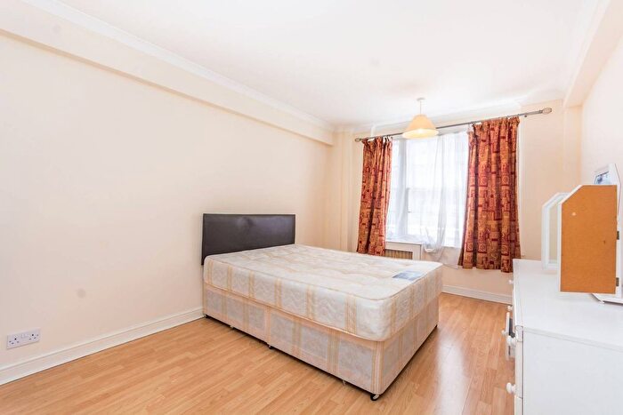 2 Bedroom Flat For Sale In Edgware Road, Hyde Park Estate, London, W2