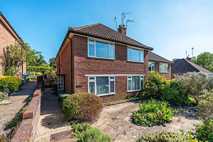 2 Bedroom Maisonette For Sale In Minchin Close, Leatherhead, KT22