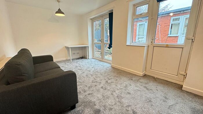 2 Bedroom Flat To Rent In Canterbury Drive, Headingley, Leeds, LS6