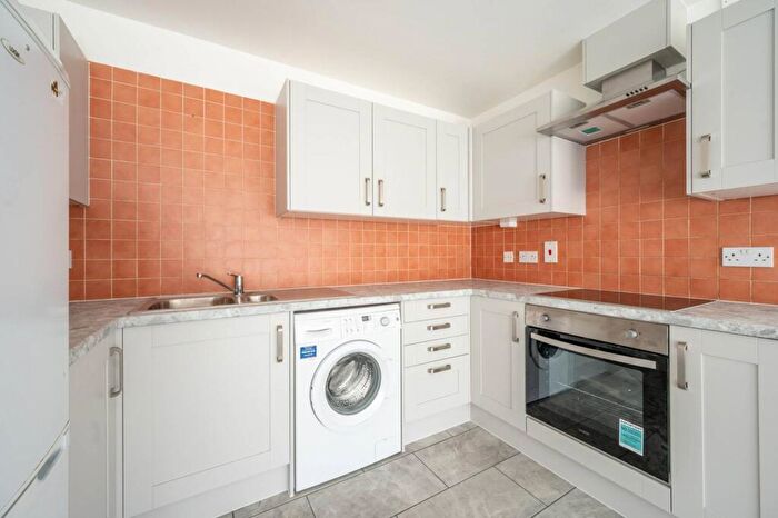 2 Bedroom Flat For Sale In Luton Road, Plaistow, London, E13