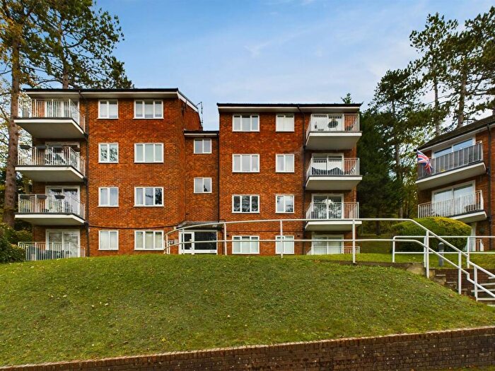 2 Bedroom Flat To Rent In Court Bushes Road, Whyteleafe, CR3