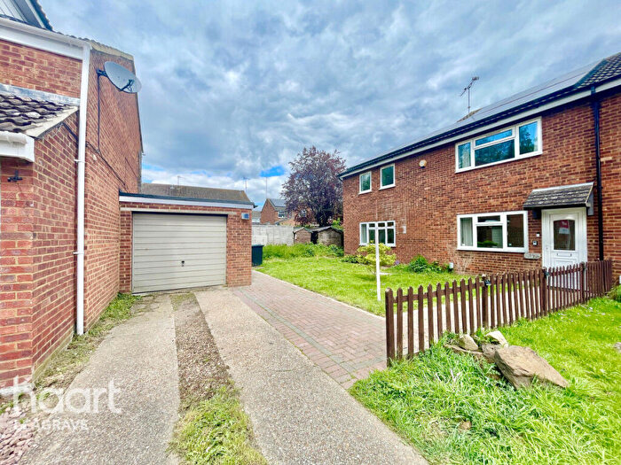 4 Bedroom Semi Detached House For Sale In Pilgrims Close, Dunstable, LU5