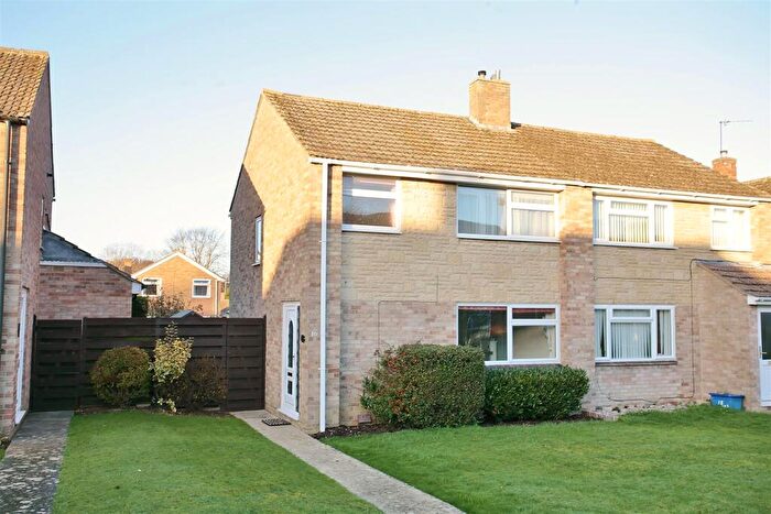 3 Bedroom Semi-Detached House To Rent In Oak Drive, Kidlington, OX5