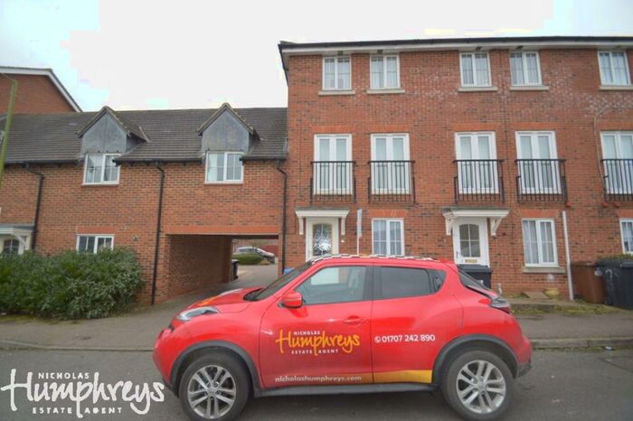 5 Bedroom Property To Rent In Tiger Moth Way, AL10