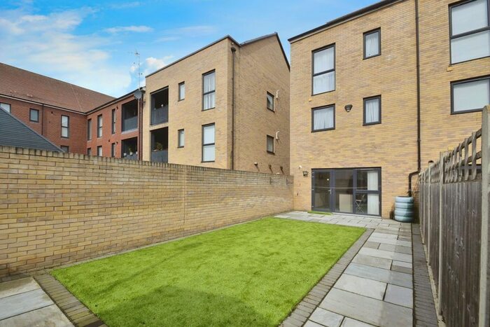 4 Bedroom Town House To Rent In Ager, Dagenham, RM8