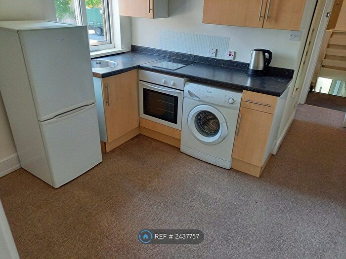 1 Bedroom Flat To Rent In County Road, Swindon, SN1