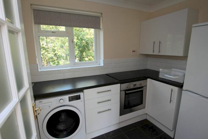 1 Bedroom Flat To Rent In Blackbridge Lane, Horsham, RH12