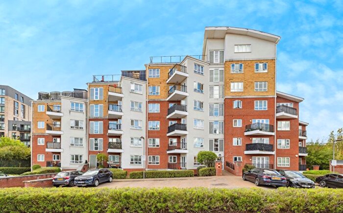 2 Bedroom Flat For Sale In The Gateway, Watford, WD18