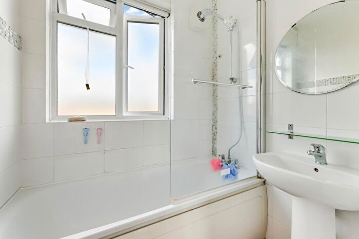 3 Bedroom Property To Rent In Balham Park Road, London, SW12