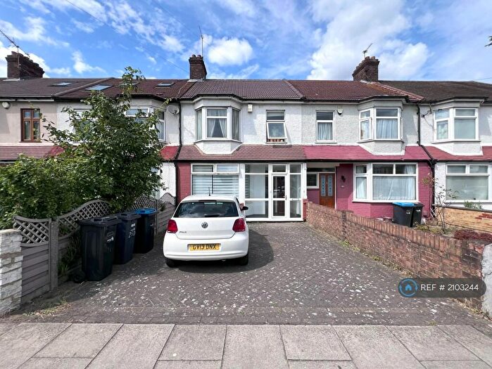 2 Bedroom Flat To Rent In Lincoln Road, Enfield, EN1