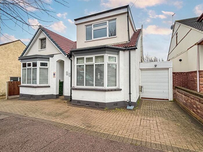 5 Bedroom Detached House For Sale In Woodfield Park Drive, Leigh-On-Sea, SS9