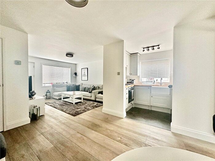 1 Bedroom Maisonette To Rent In Thatchers Way, Isleworth, TW7