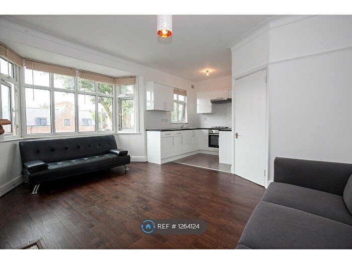 2 Bedroom Flat To Rent In High Road, London, N2