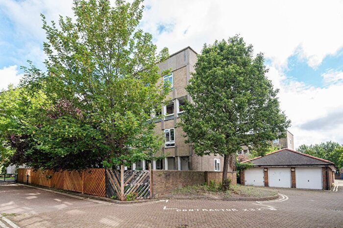 3 Bedroom Maisonette For Sale In Robert Owen House, Baroness Road, Columbia Road, London, E2