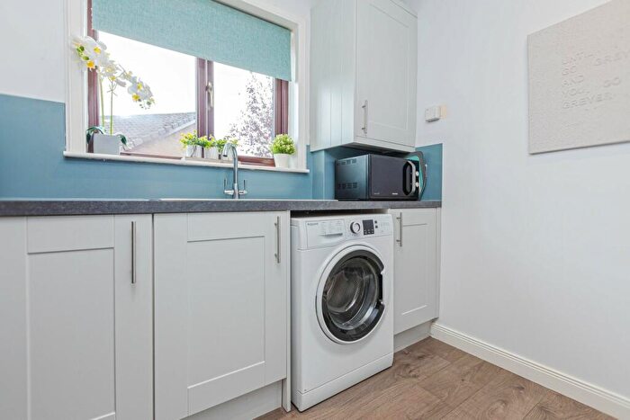 2 Bedroom Detached Bungalow For Sale In Dewars Avenue, Kelty, KY4