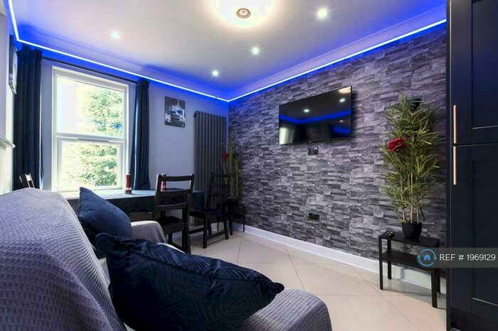 2 Bedroom Flat To Rent In Gables Lodge -, Reading, RG1