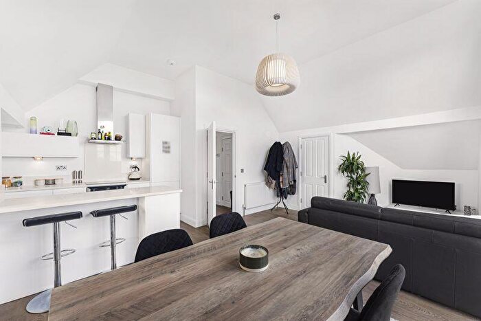 2 Bedroom Flat To Rent In Willenhall Lodge, Great North Road, New Barnet, EN5