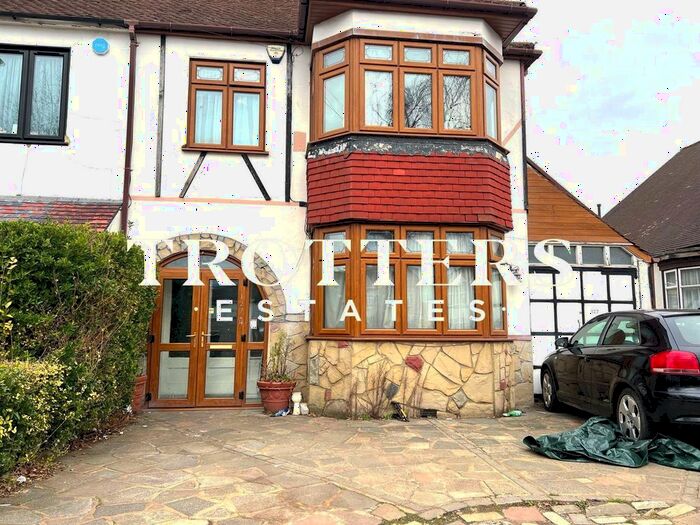 4 Bedroom Property To Rent In Stradbroke Grove, Ilford, IG5