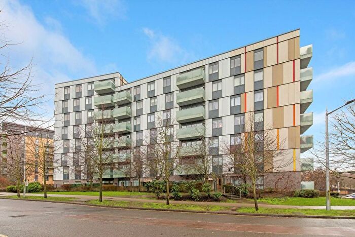 3 Bedroom Flat To Rent In Lakeside Drive, Park Royal, NW10