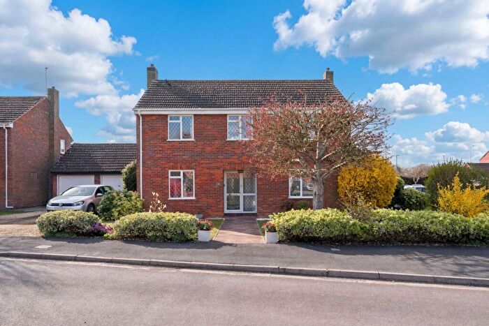4 Bedroom Detached House For Sale In Peregrine Way, Grove, OX12