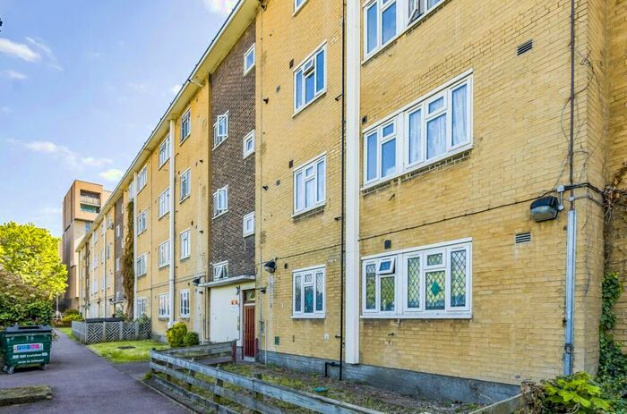 2 Bedroom Flat To Rent In Bromley Road London, SE6