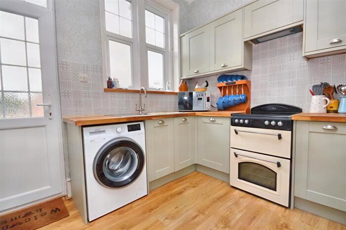 2 Bedroom Flat For Sale In Dittons Road, Eastbourne, BN21