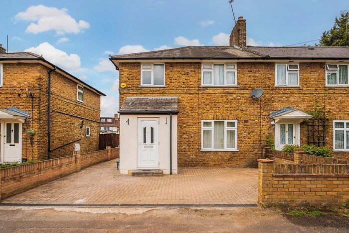 3 Bedroom Semi-detached House For Sale In Poplar Avenue, West Drayton, UB7