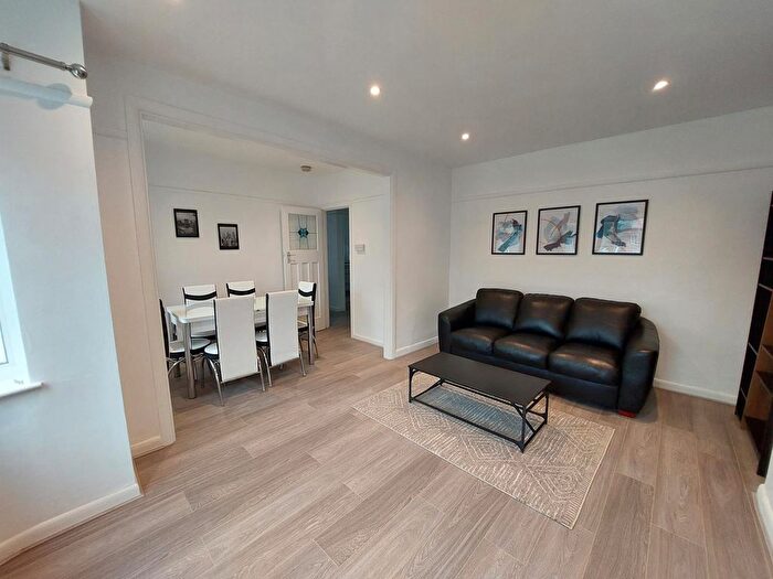 2 Bedroom Flat To Rent In Cavendish Avenue, London, W13