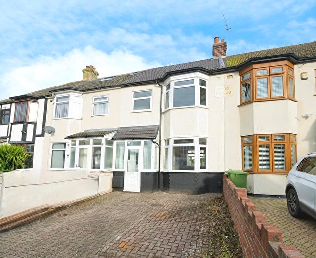 Terraced House To Rent In Danbury Road, Rainham, RM13