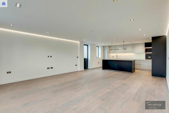 2 Bedroom Flat To Rent In Sharel Court, The Ridgeway, London, NW11