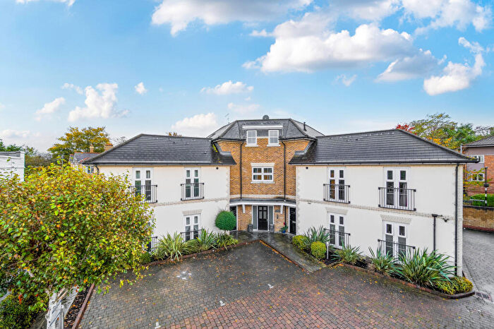 2 Bedroom Flat For Sale In Oak Lane, Windsor, SL4