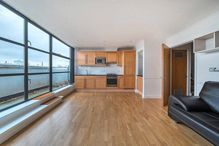 2 Bedroom Flat To Rent In Ferry Lane, Brentford, TW8