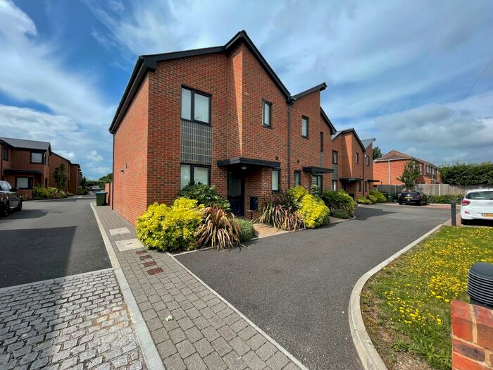 3 Bedroom End Of Terrace House To Rent In Portsmouth Road, SO19