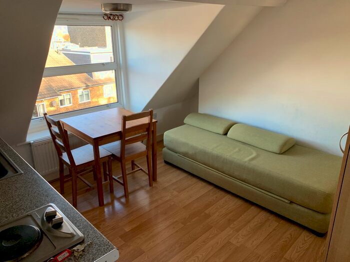 Studio To Rent In Chiswick High Road, London, W4