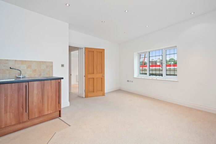 1 Bedroom Flat To Rent In Rosemount Apartments, Rosemount Avenue, West Byfleet, Surrey, KT14