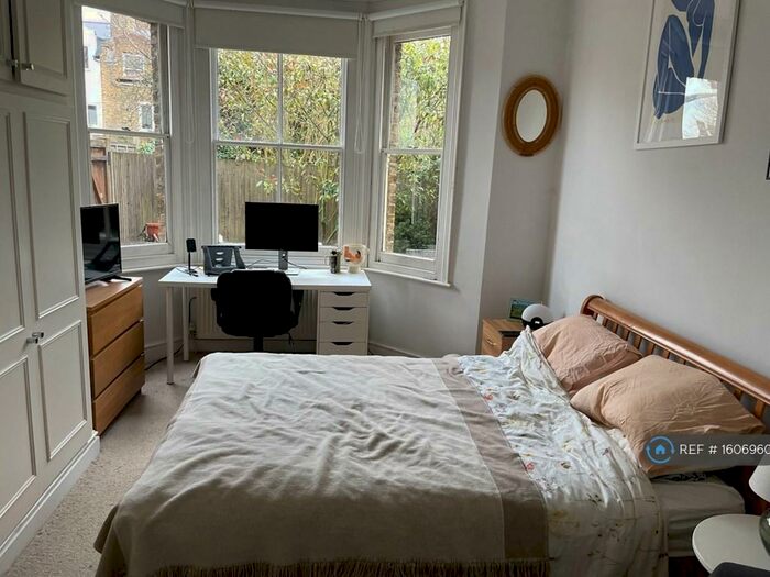 2 Bedroom Flat To Rent In Romola Road, London, SE24