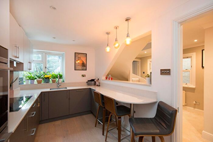 2 Bedroom Flat For Sale In Fairfield West, Kingston Upon Thames, KT1