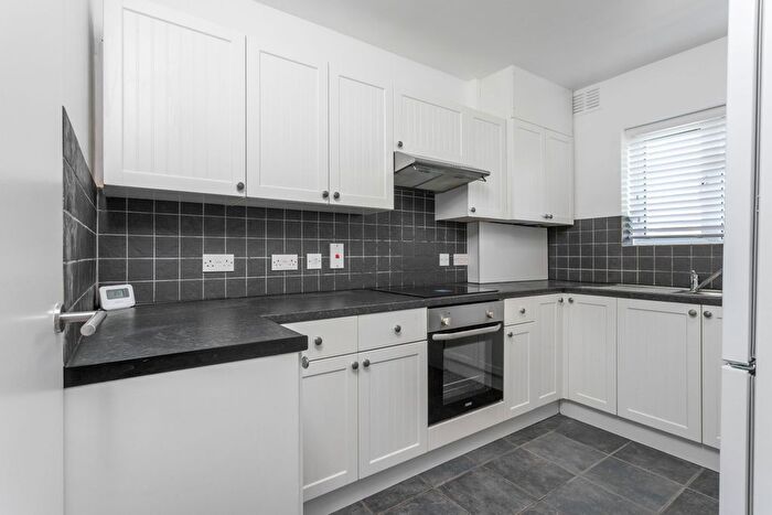 2 Bedroom Flat To Rent In Avenue Road, London, N14